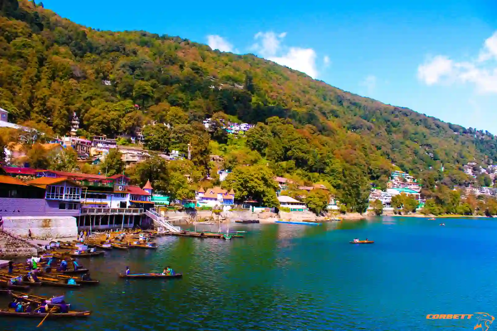 A body of water with boats and buildings on the side